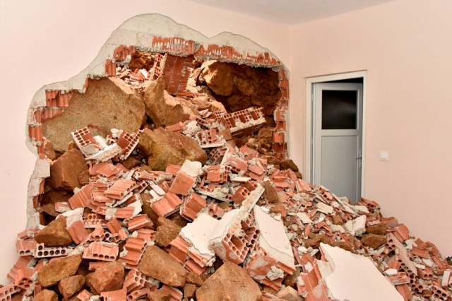 Dağdan kopan kayalar evin içine doldu 4