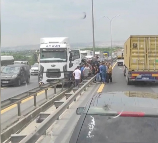 TEM'de feci kaza: TIR ile bariyer arasında sıkıştı 4