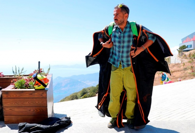 İşinden evine "uçarak" gidiyor 4