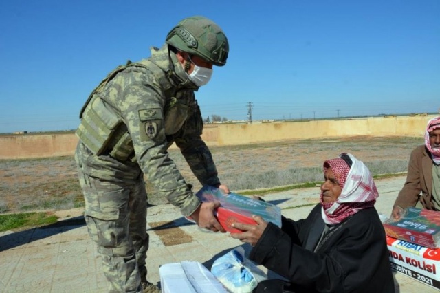 Mehmetçik Resulayn'daki çocuklara yardım dağıttı 6