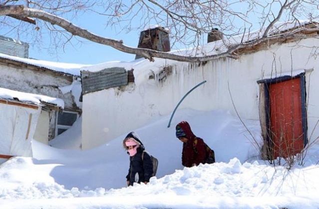 Bu köy adının hakkını veriyor: Evler,  ahırlar hatta ağaçlar bile kara gömüldü 10
