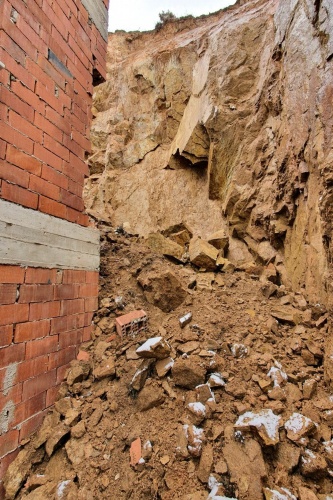 Dağdan kopan kayalar evin içine doldu 10