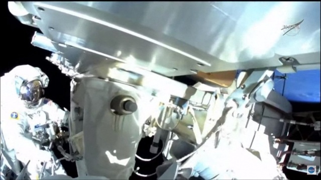 Astronotların 6 saatlik uzay yürüyüşü tamamlandı: Nefes kesen kareler 8