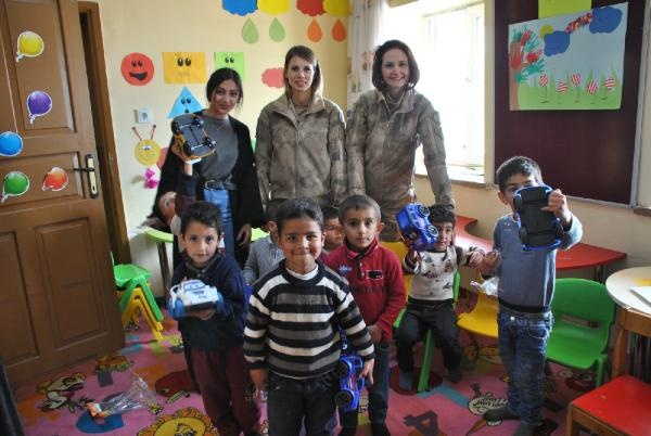 Kadın komutanlar çocukları ziyaret etti 2