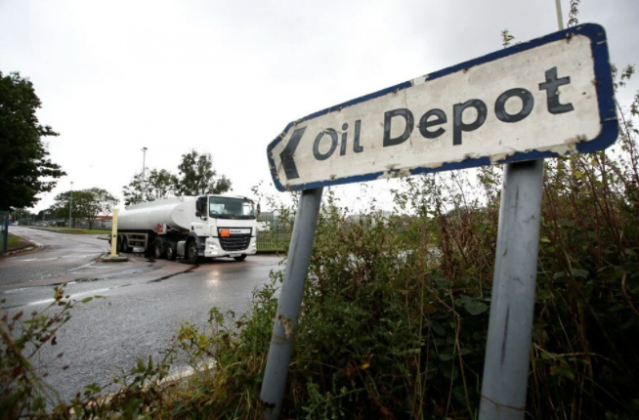 İngiltere'de petrol krizi devam ediyor: Sürücüler arasında bıçaklı kavga 9