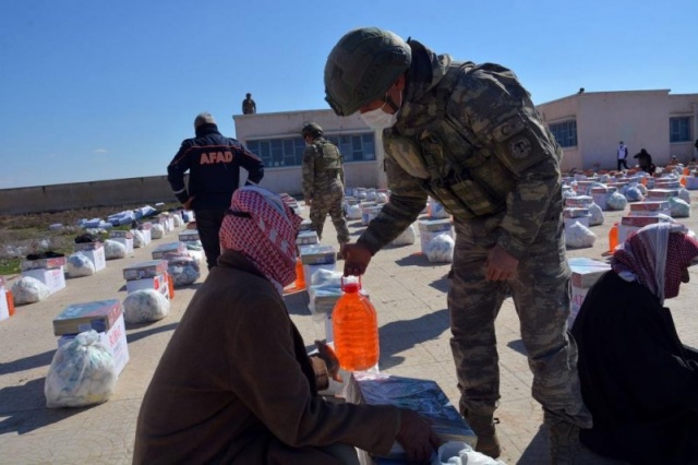 Mehmetçik Resulayn'daki çocuklara yardım dağıttı 12