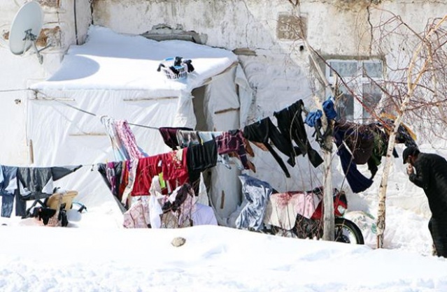 Bu köy adının hakkını veriyor: Evler,  ahırlar hatta ağaçlar bile kara gömüldü 7