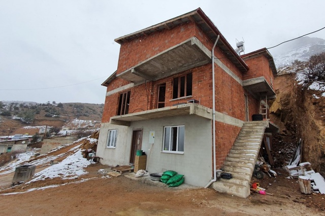 Dağdan kopan kayalar evin içine doldu 3