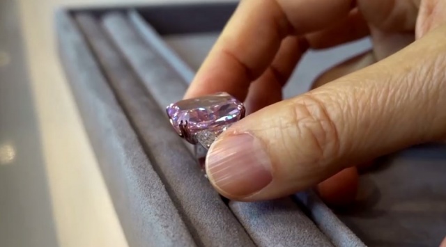 Pembe-mor elmas Hong Kong'da 29, 3 milyon dolara satıldı 7