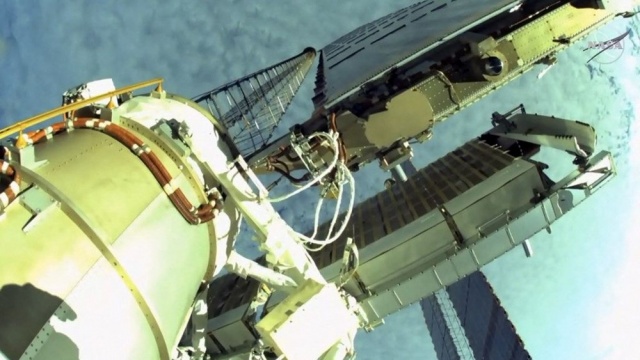 Astronotların 6 saatlik uzay yürüyüşü tamamlandı: Nefes kesen kareler 10