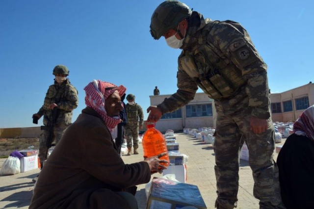 Mehmetçik Resulayn'daki çocuklara yardım dağıttı 4