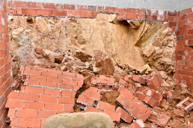 Dağdan kopan kayalar evin içine doldu 8