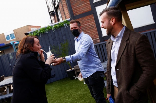 İngiltere yeniden açıldı: Kucaklaşmak ve parti yapmak serbest 3