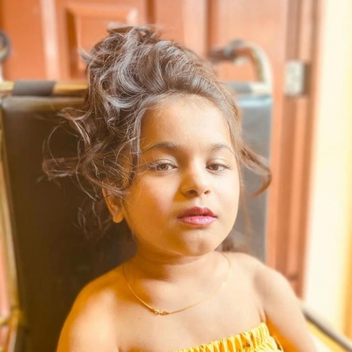 19 yaşında olmasına rağmen hastalığı sebebiyle küçük bir kız çocuğu gibi görünen Aboli Jarit,  görenleri şaşırtıyor 5