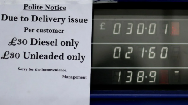 İngiltere'de petrol krizi devam ediyor: Sürücüler arasında bıçaklı kavga 8