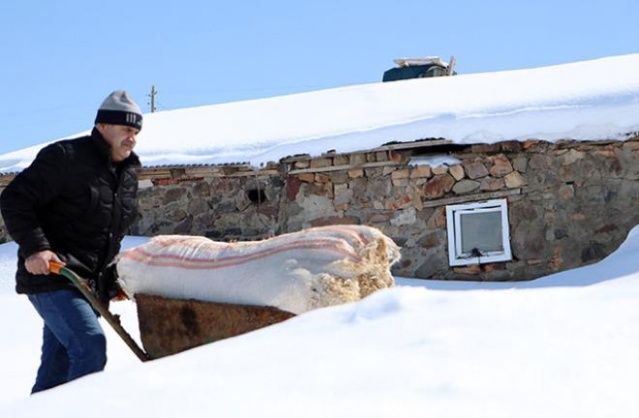 Bu köy adının hakkını veriyor: Evler,  ahırlar hatta ağaçlar bile kara gömüldü 8
