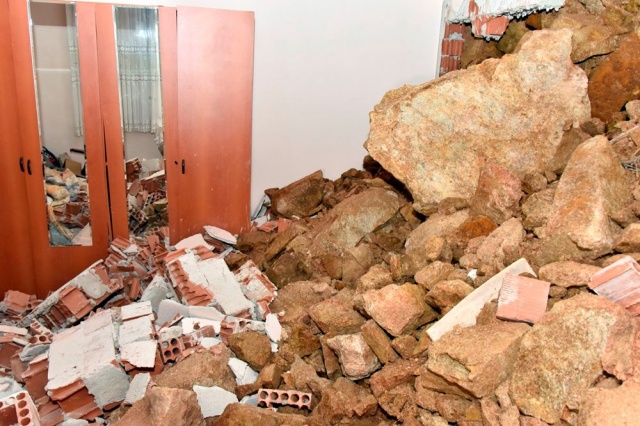 Dağdan kopan kayalar evin içine doldu 5