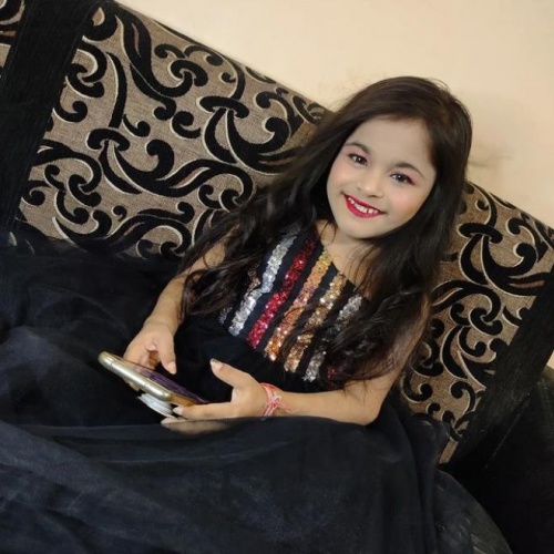 19 yaşında olmasına rağmen hastalığı sebebiyle küçük bir kız çocuğu gibi görünen Aboli Jarit,  görenleri şaşırtıyor 6