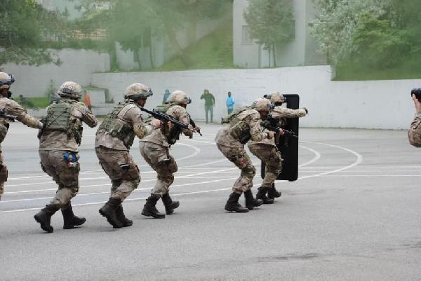 Jandarmadan,  astsubay adaylarına nefes kesen tatbikat 5