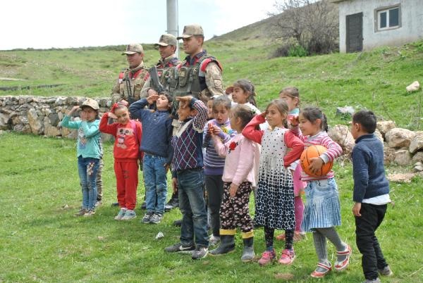Kadın komutanlar çocukları ziyaret etti 5