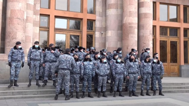 Ermenistan'da darbe: İşte ilk görüntüler 2