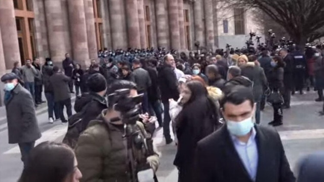 Ermenistan'da darbe: İşte ilk görüntüler 8