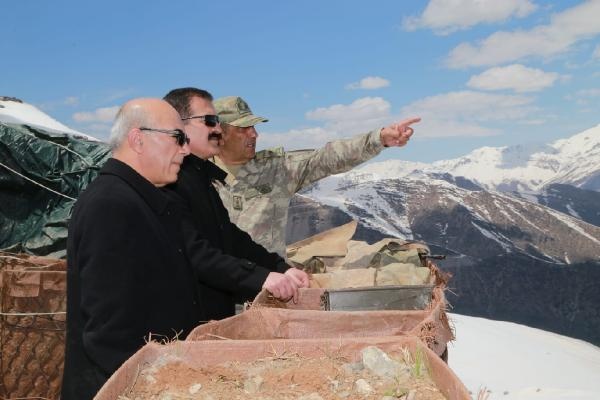 Vali Akbıyık,  sınırdaki askeri üs bölgeleri ziyaret etti 1
