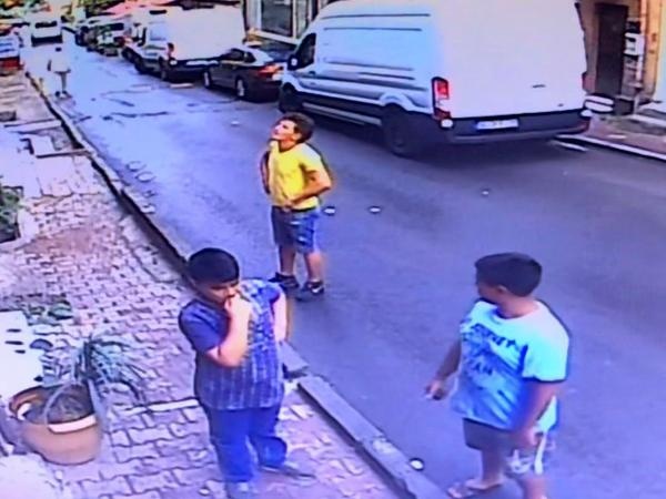 İkinci kattan düşen bebeği havada yakaladı 1