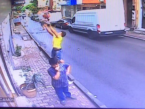 İkinci kattan düşen bebeği havada yakaladı 4