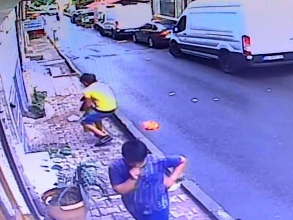 İkinci kattan düşen bebeği havada yakaladı 5