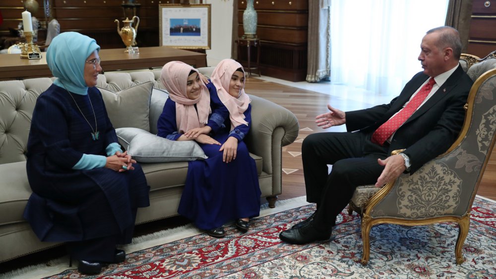 Erdoğan çifti ile siyam ikizleri bir araya geldi