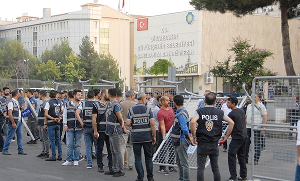 Üç ilden uzaklaştırılan belediye başkanlarının terör dosyası kabarık