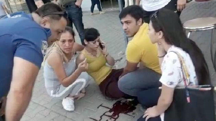 Plakasını evleniyoruz yazısıyla kapatıp dehşet saçtılar