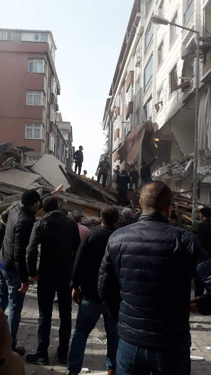 Bahçelievler'de bir bina çöktü