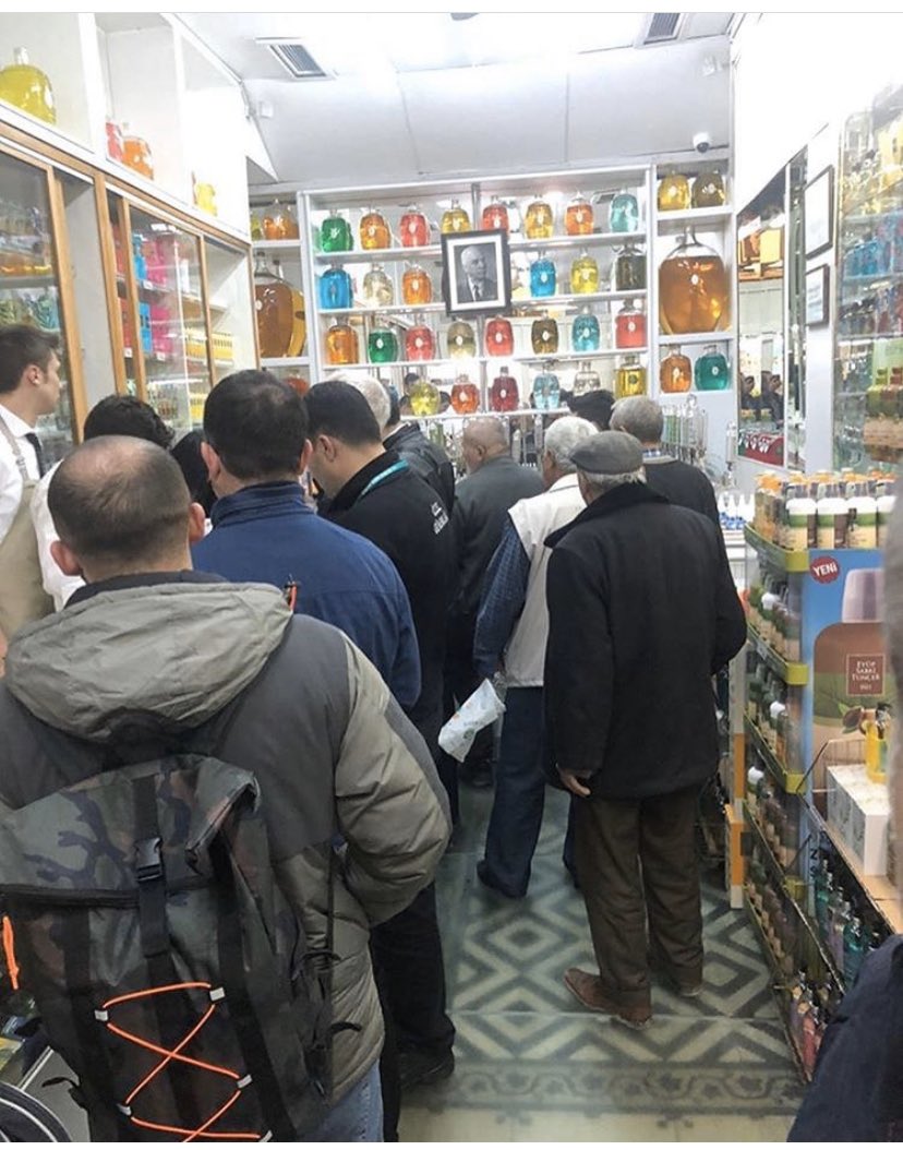 Eyüp Sabri Tuncer mağazasındaki kolonya kuyruğu