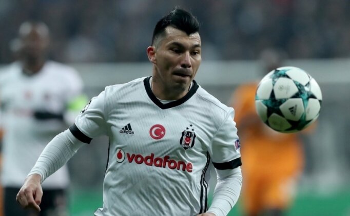  Gary Medel 