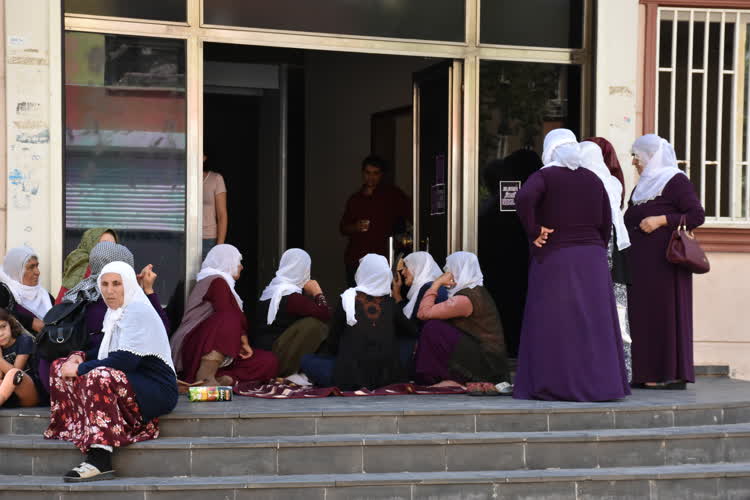 Oğlunun HDP tarafından dağa kaçırıldığını iddia eden Hacire Akar'a saldırı