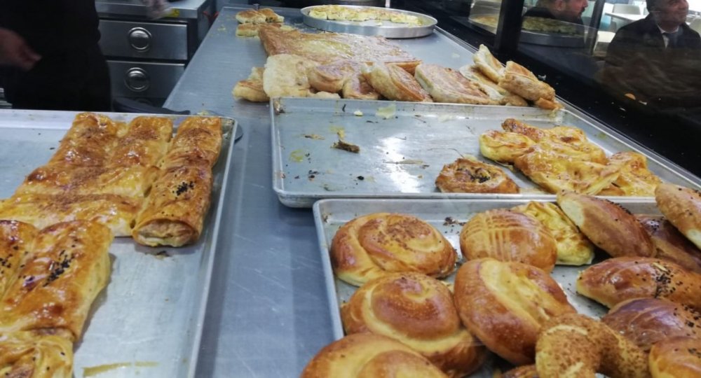 İstanbul'da kafe ve kahvehaneler kapandı ama börekçiler doldu taştı!