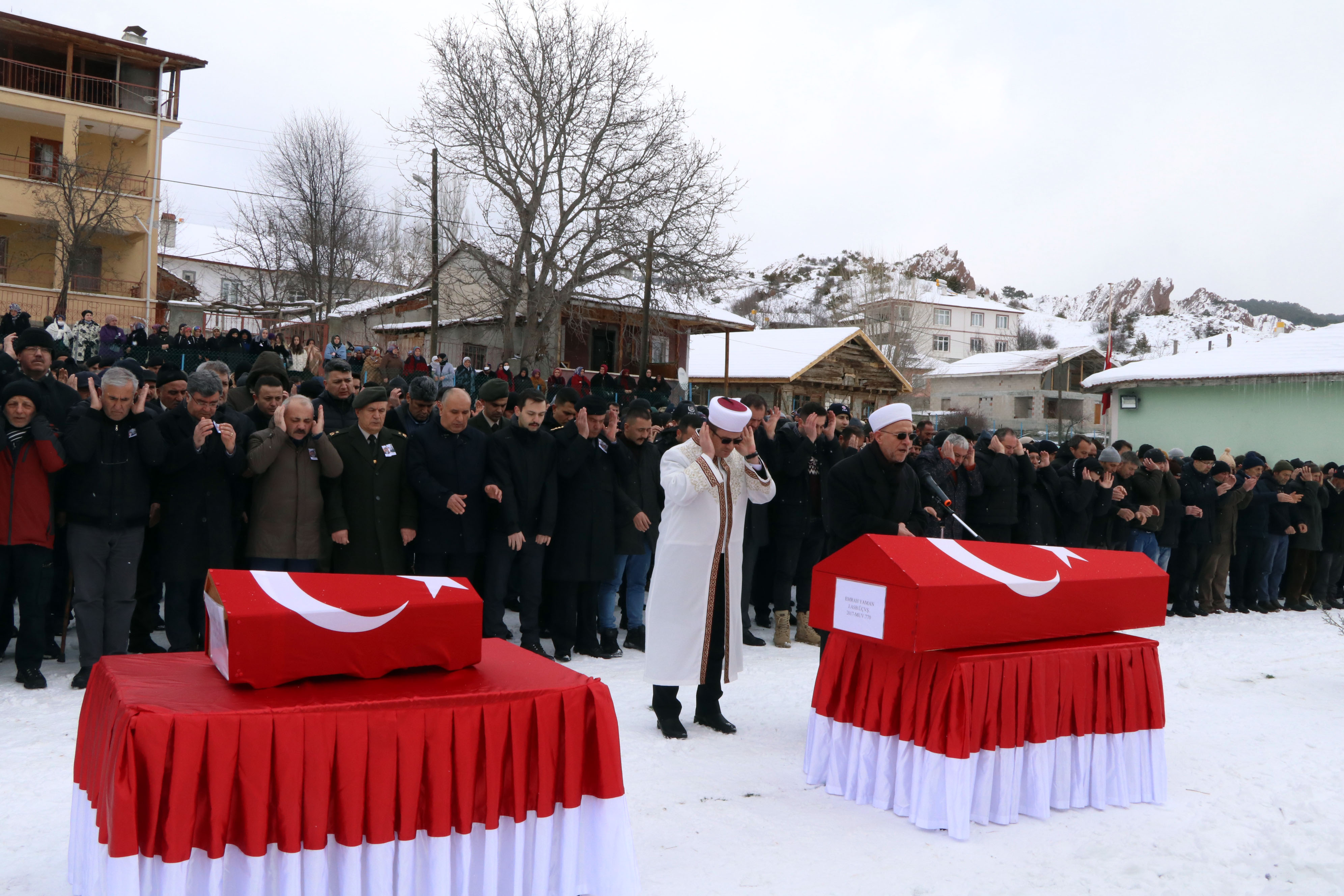Astsubay Emrah Yaman ile 1 yaşındaki oğlu Çankırı'da son yolculuğuna uğurlandı