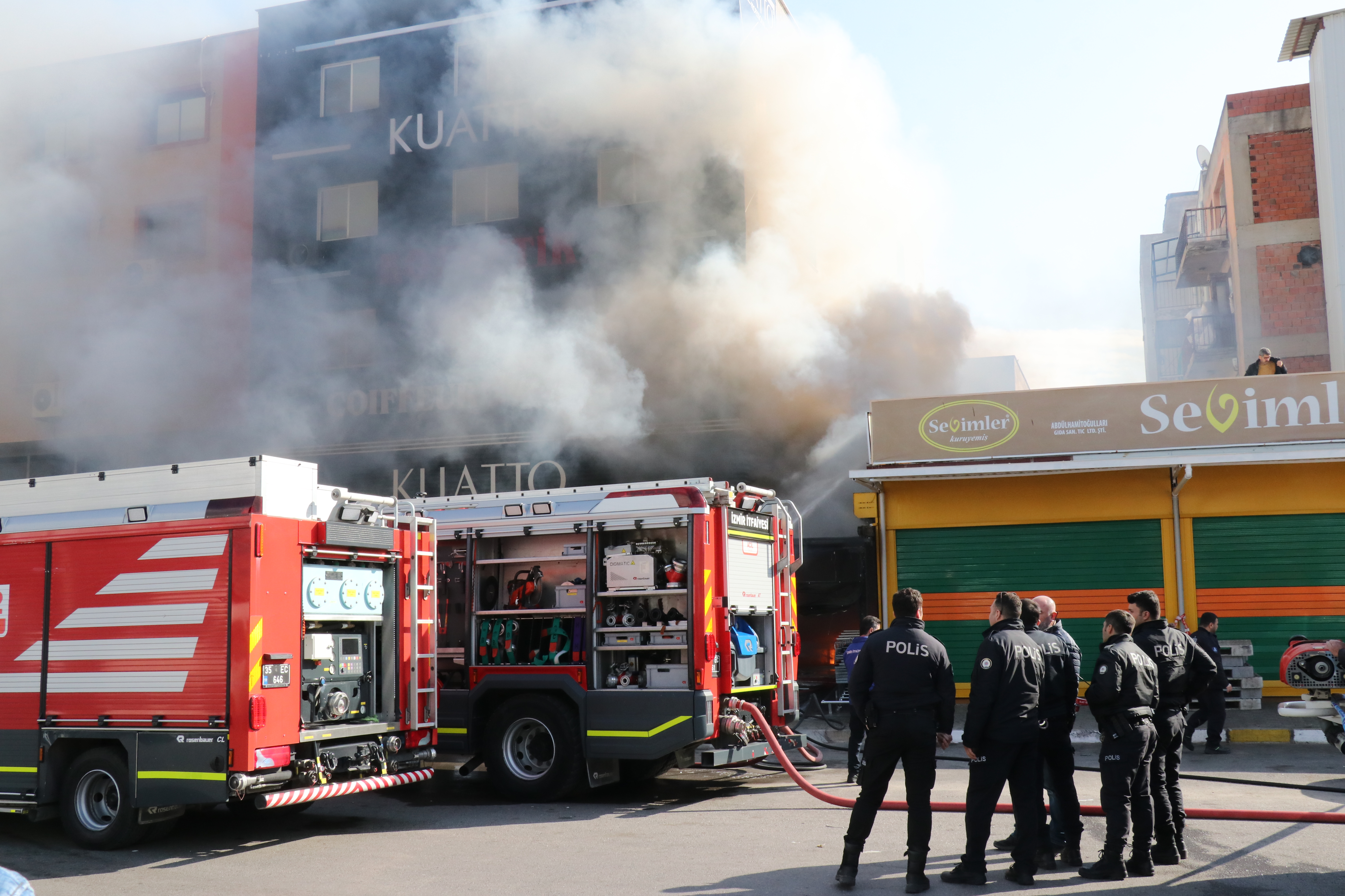 İzmir'de kozmetik mağazası yandı: Mustafa Yaşar Gümüş ve Tugay Bürücüler öldü