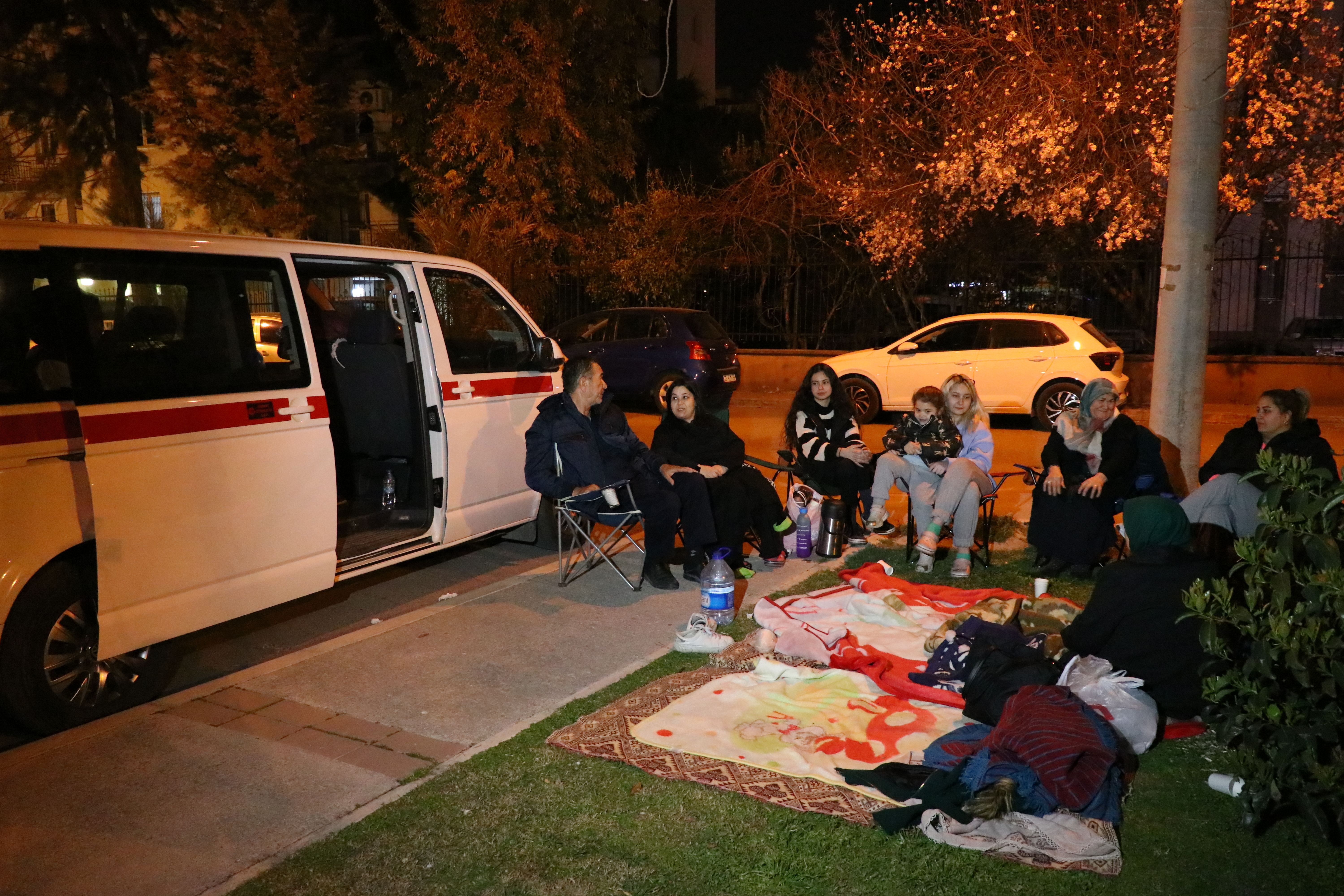 İzmir diken üstünde: Vatandaşlar sokakta sabahladı