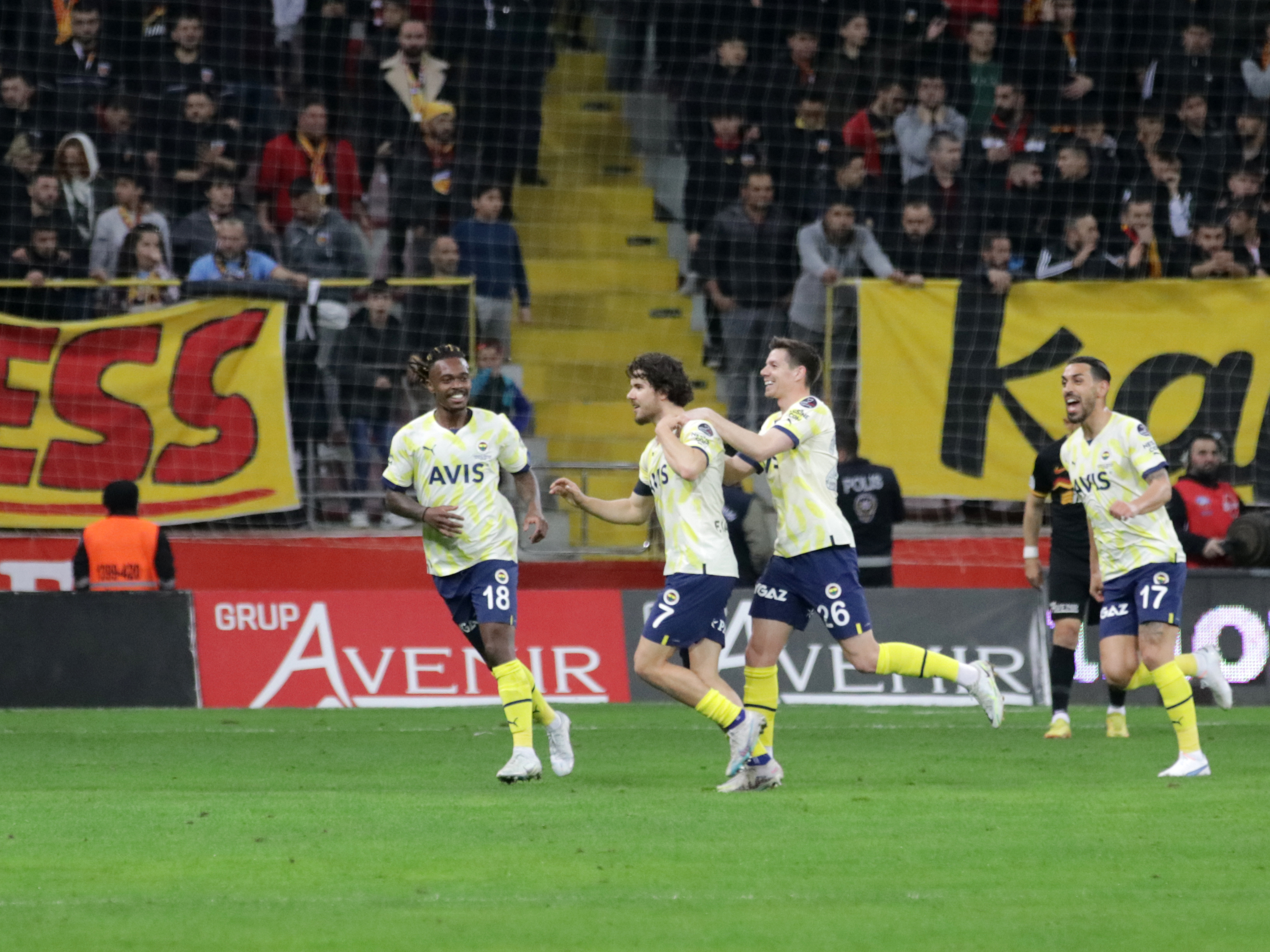 Ferdi inanılmaz bir gol attı,  Fenerbahçe Kayseri'de kazandı