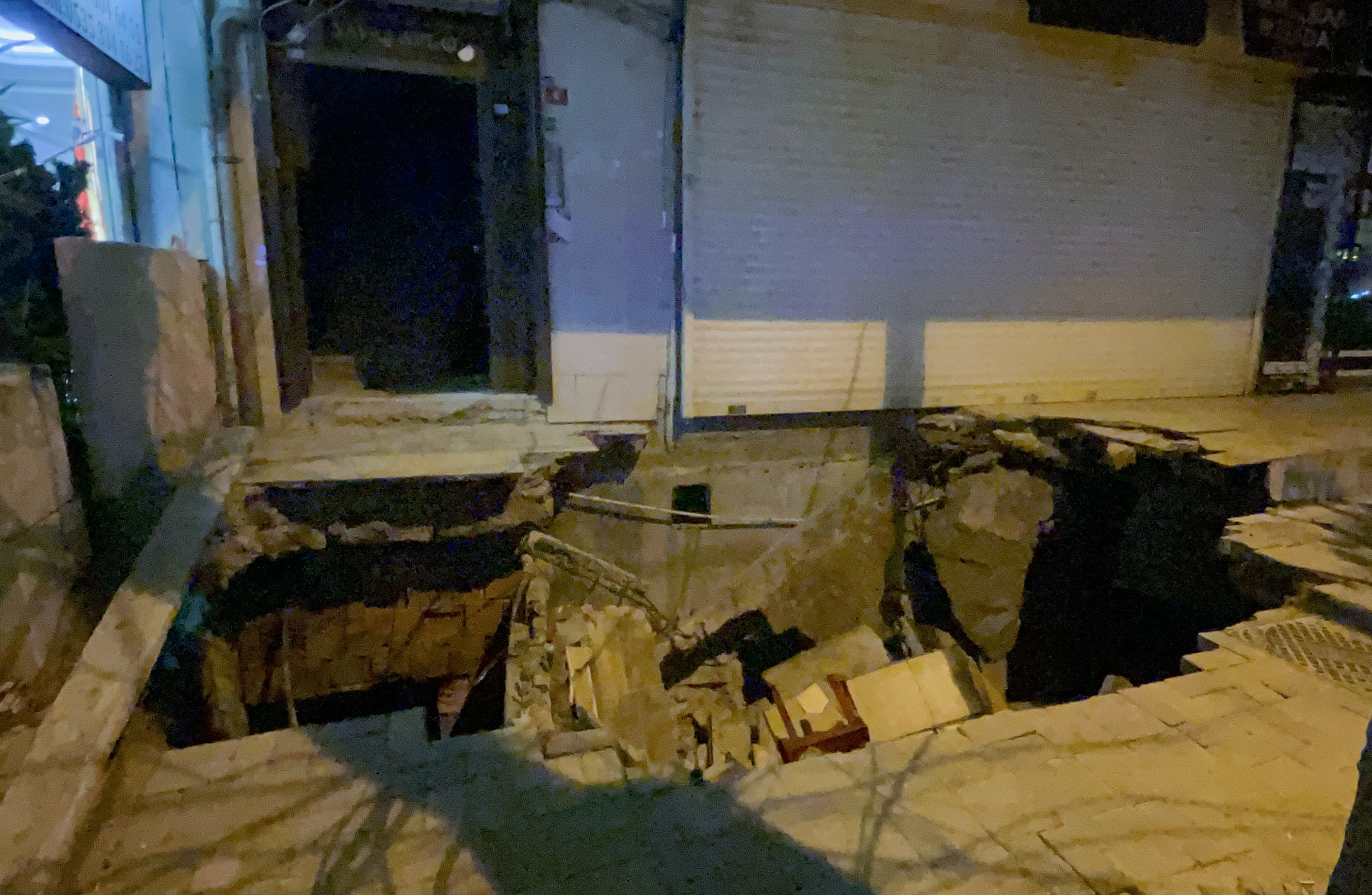 İstanbul'da 7 katlı apartmanın altı bir anda çöktü. Büyük panik yaşandı