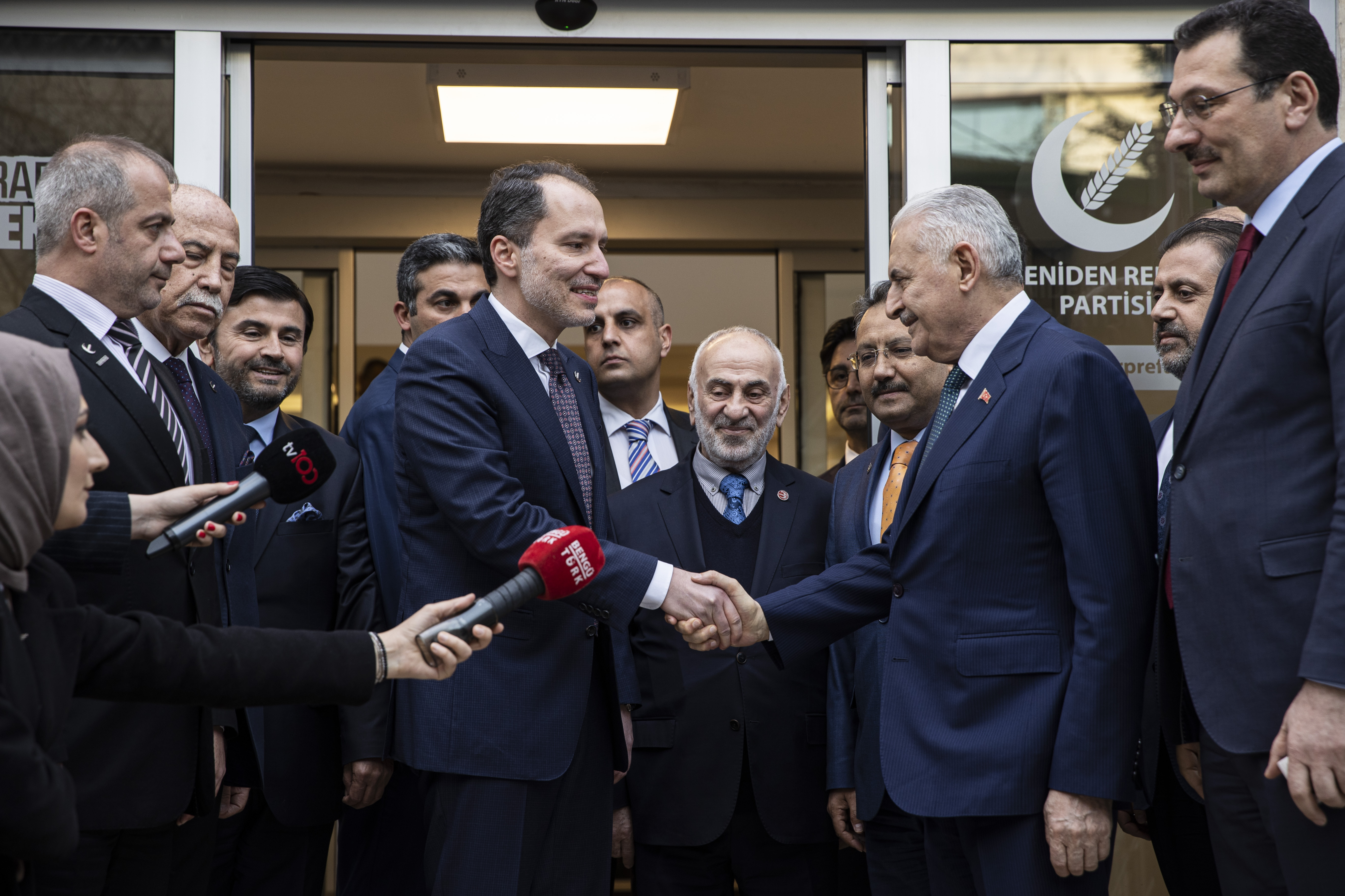 AK Parti,  Yeniden Refah Partisi'ni Cumhur İttifakı'na davet etti. Erbakan'dan flaş cevap