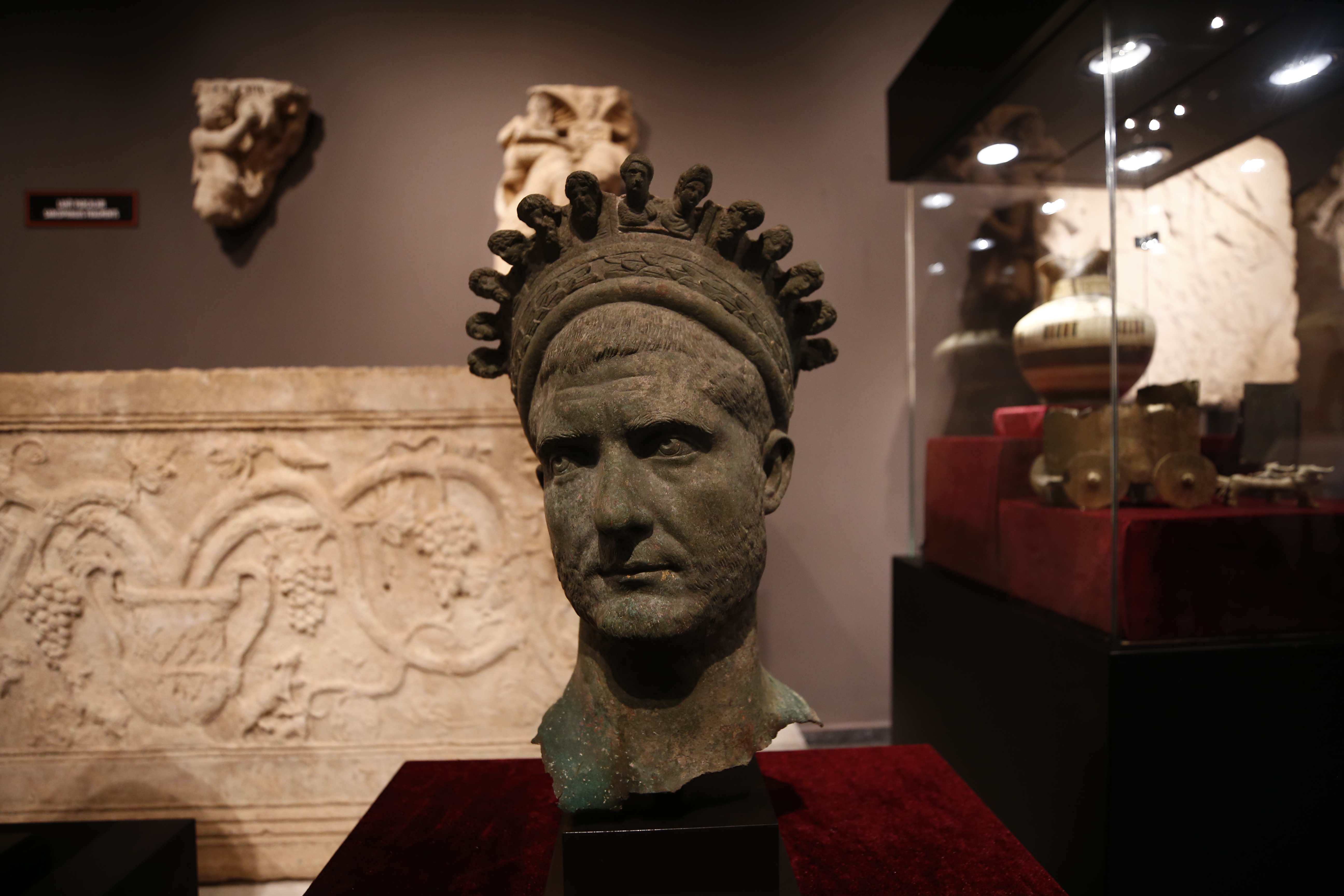 ABD'de ele geçirilip Antalya'ya getirilen 12 tarihi eser,  tanıtıldı