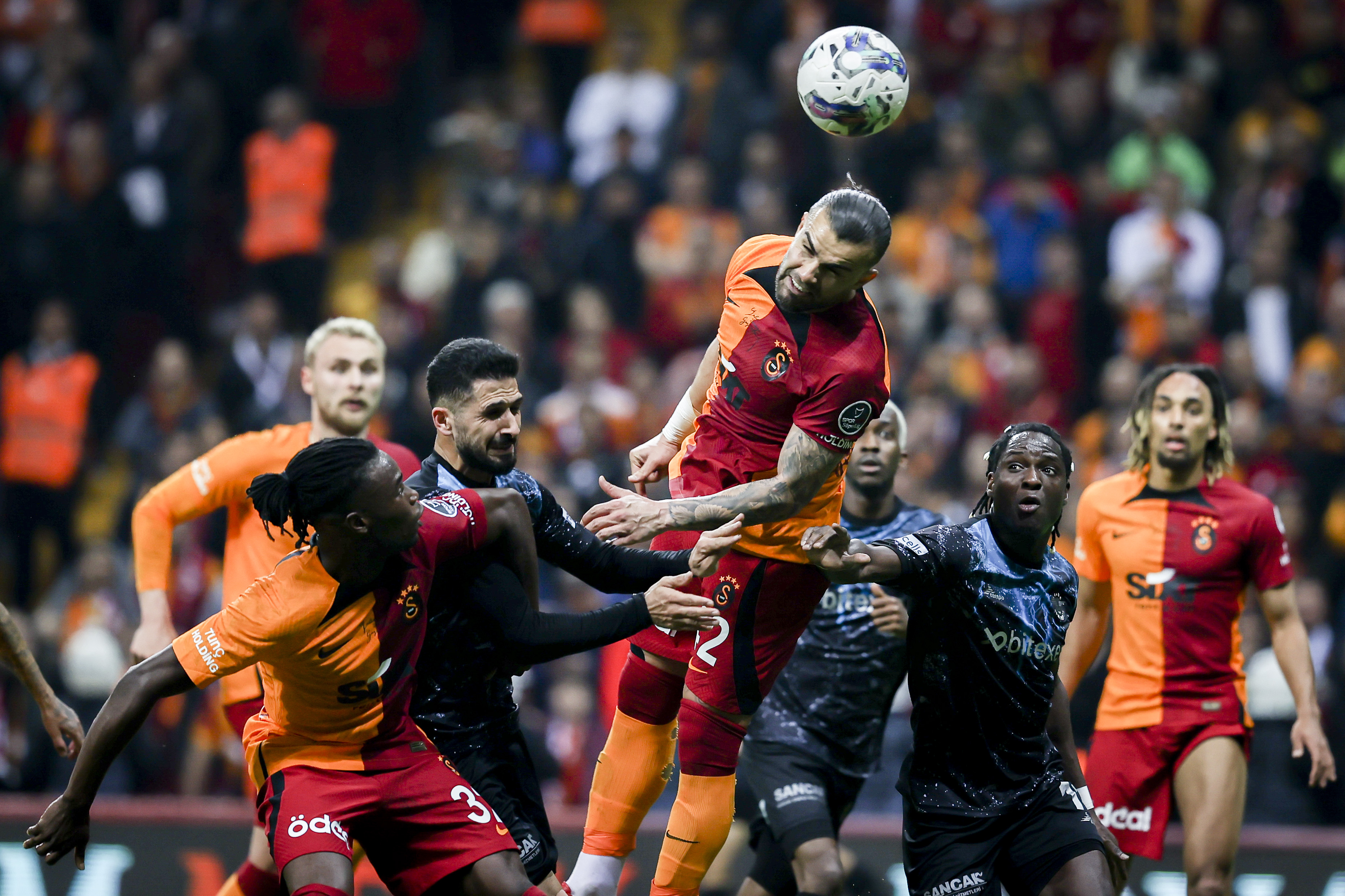 Galatasaray Adana Demirspor'u son dakikalarda devirdi