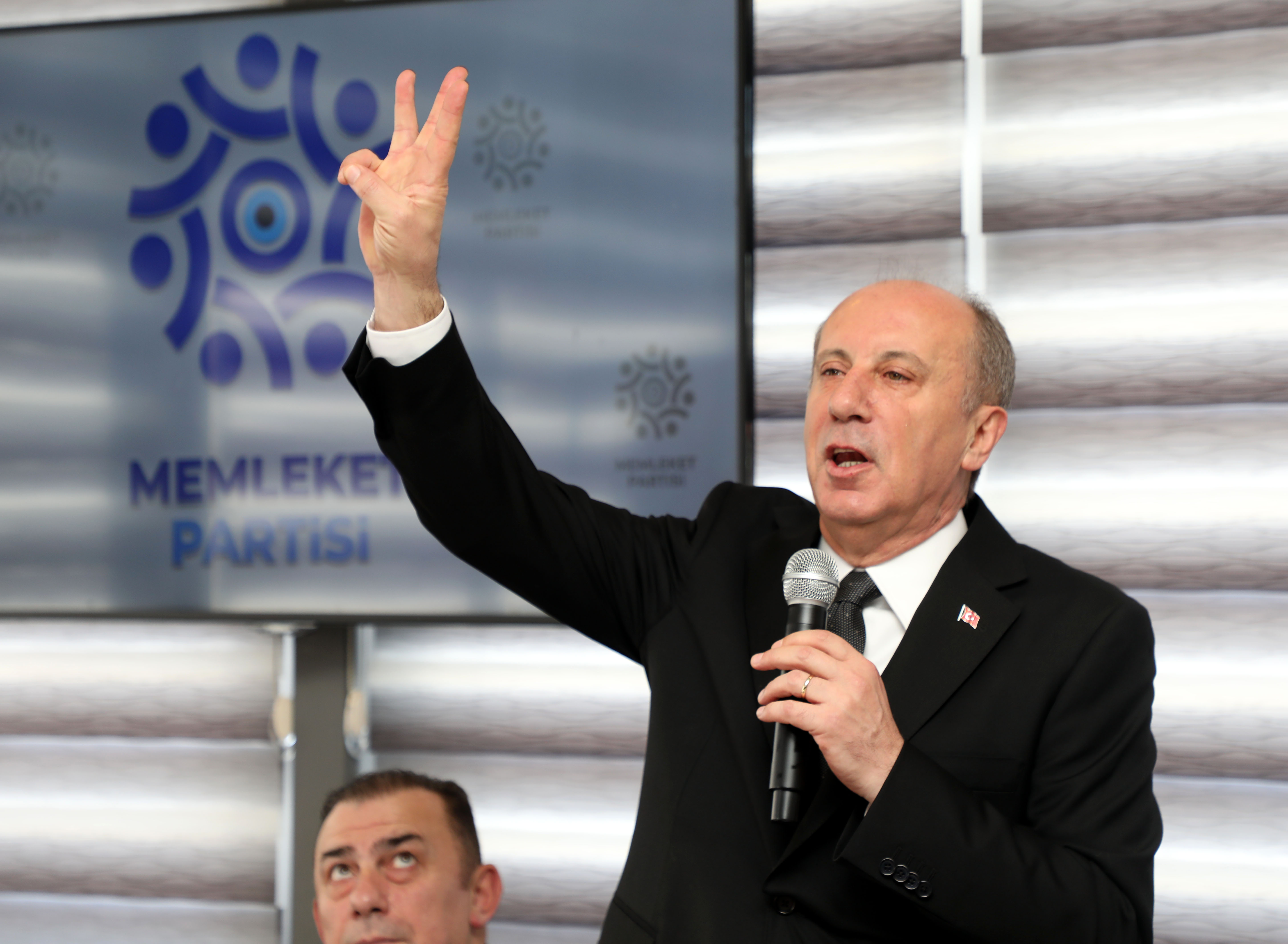 Muharrem İnce'ye İş Bankası Akay şubesi sorusu: 'Bu suçtur' diyen 6 kurmayı istifa etti. Neden kapatmadınız?