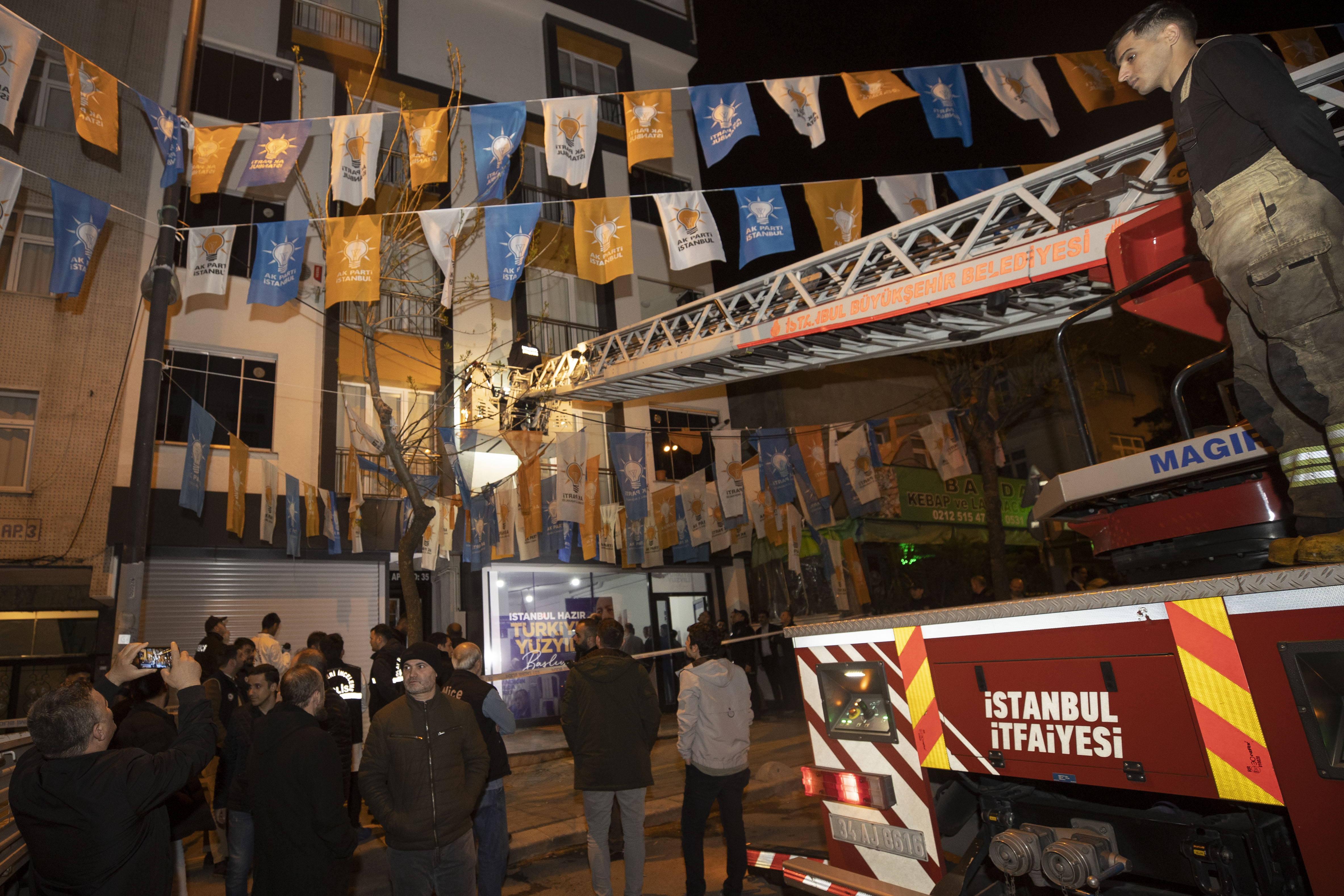 AK Parti seçim bürosu önünde silahla ateş açıldı