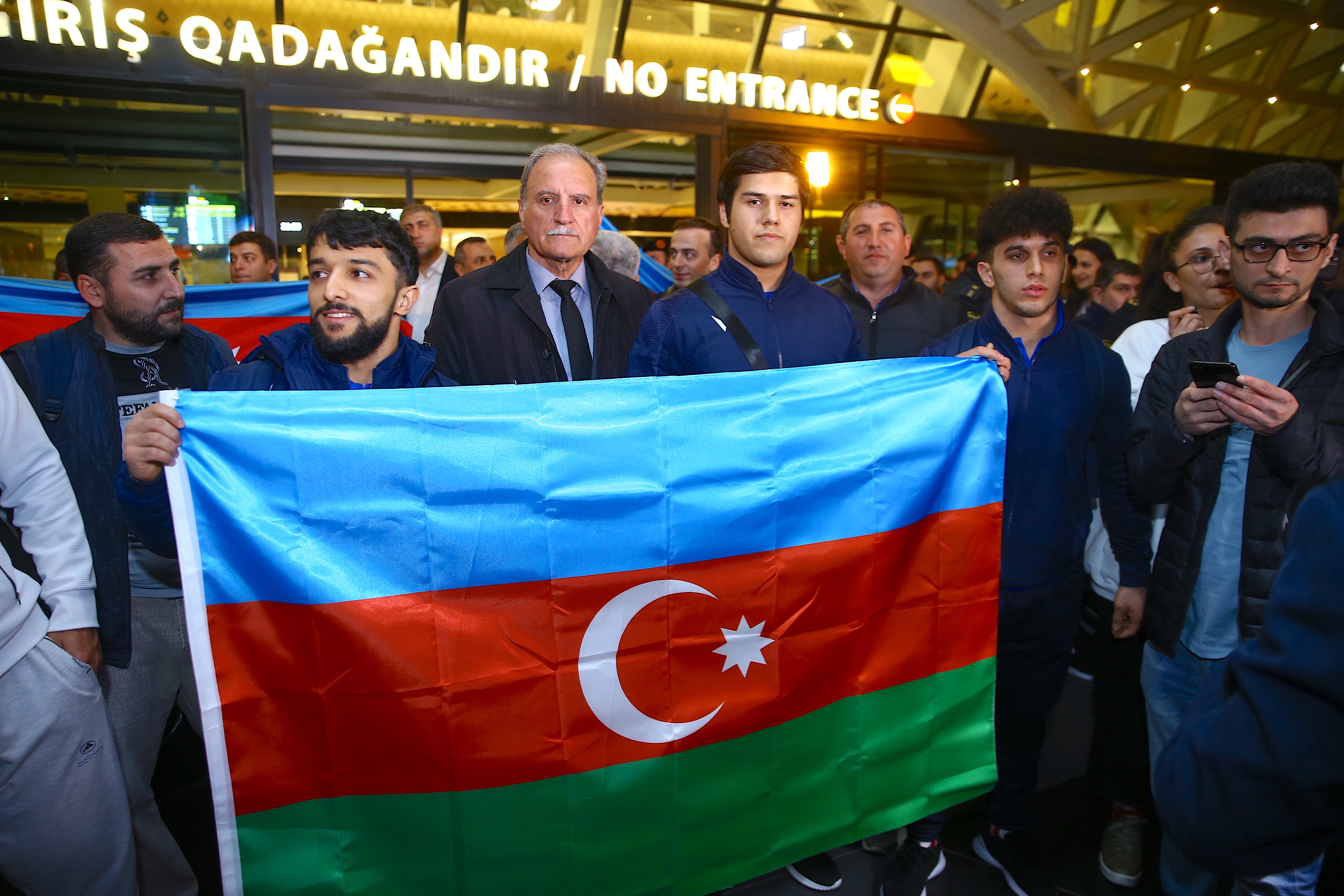 Ermenistan'daki bayrağı yakılan Azerbaycanlı halterciler Bakü'ye döndü