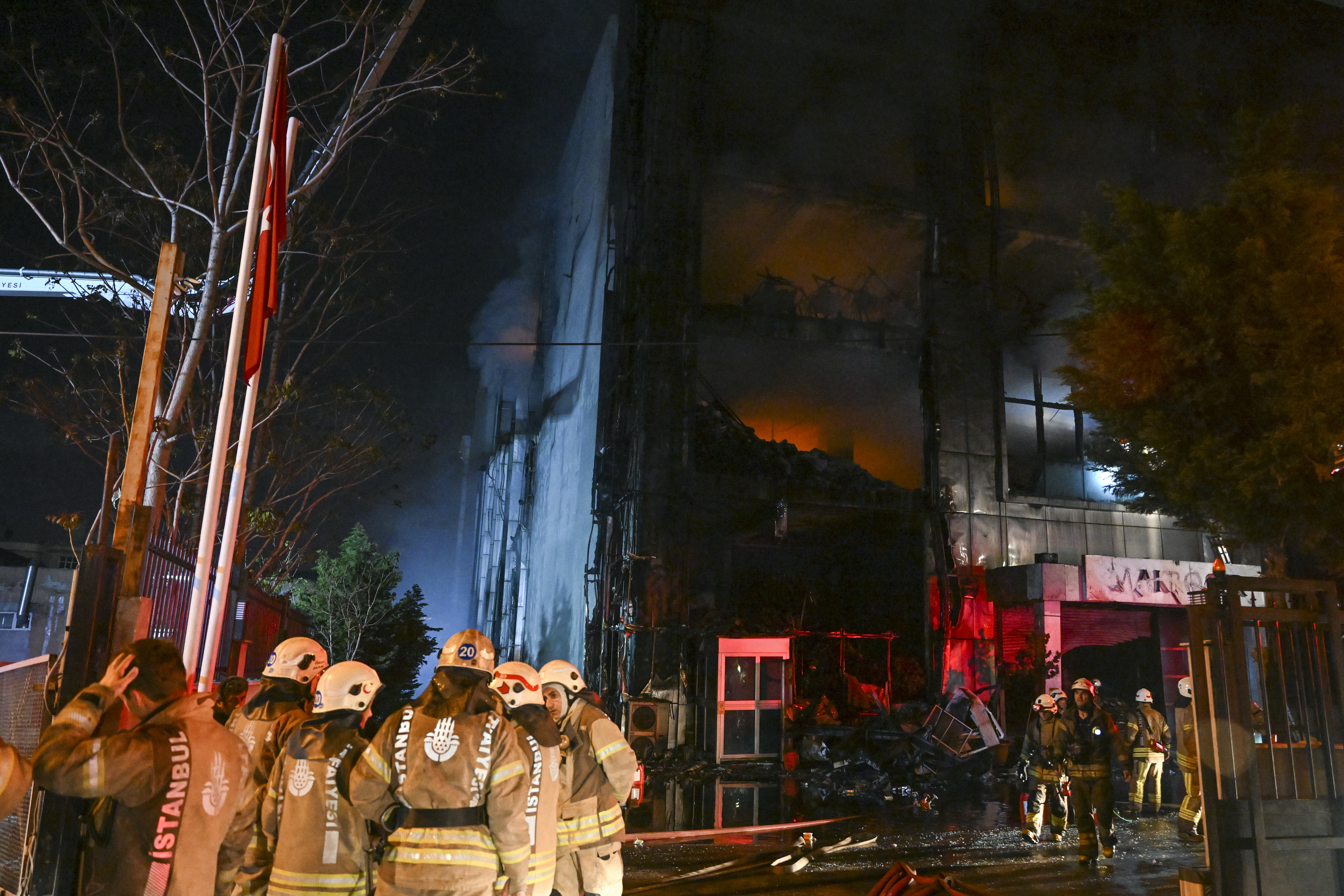 İstanbul'da halıcıda yangın çıktı